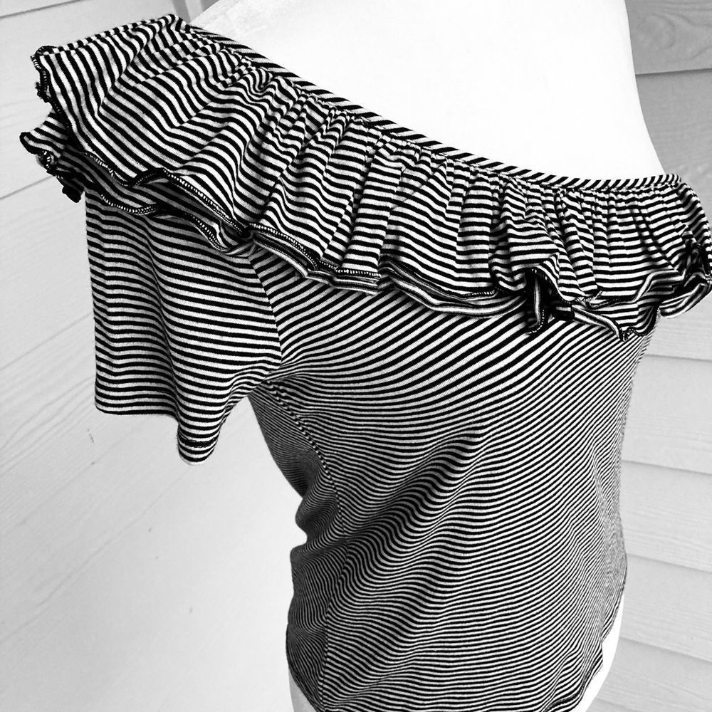 Romeo & Juliet Couture Black & White Jersey Ruffle One Shoulder Blouse